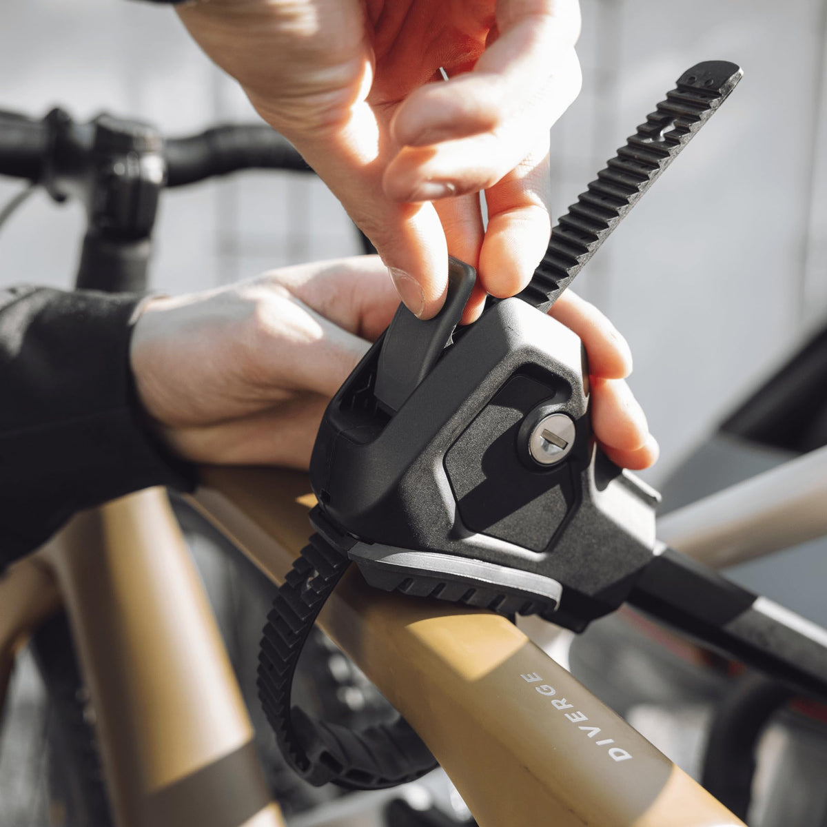 Thule EasyFold 3 Fahrradträger, Anhängerkupplung, 2–3 Fahrräder, schwarz